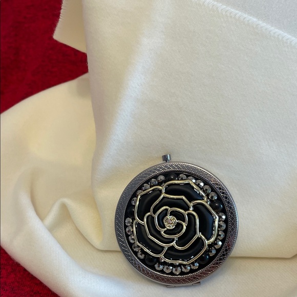 Compact Mirror - Picture 2 of 6